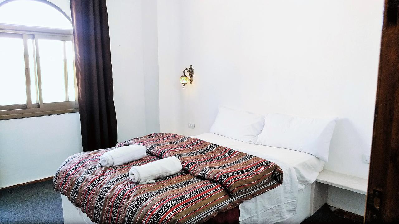 Petra Bedouin Bed And Breakfast วาดี มูซา ภายนอก รูปภาพ