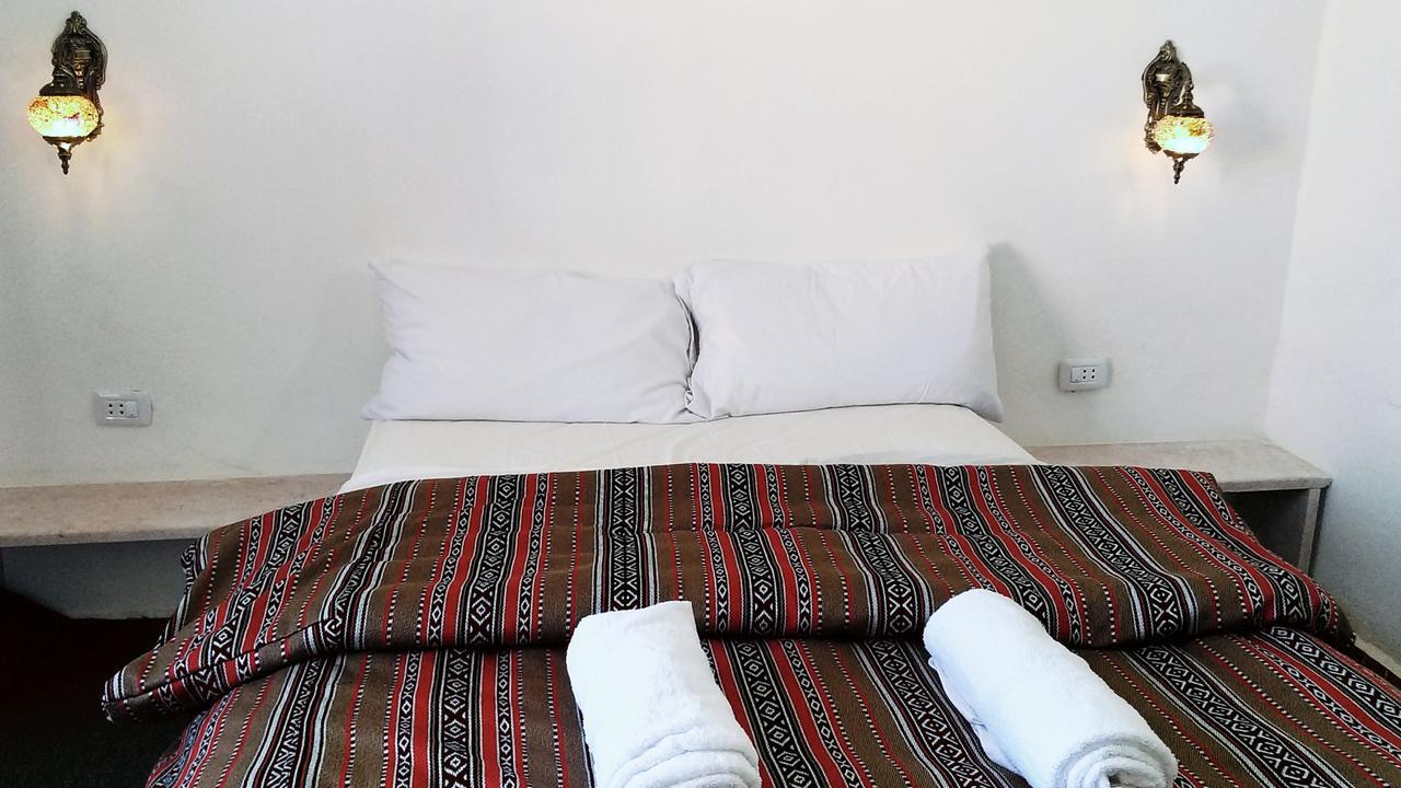 Petra Bedouin Bed And Breakfast วาดี มูซา ภายนอก รูปภาพ